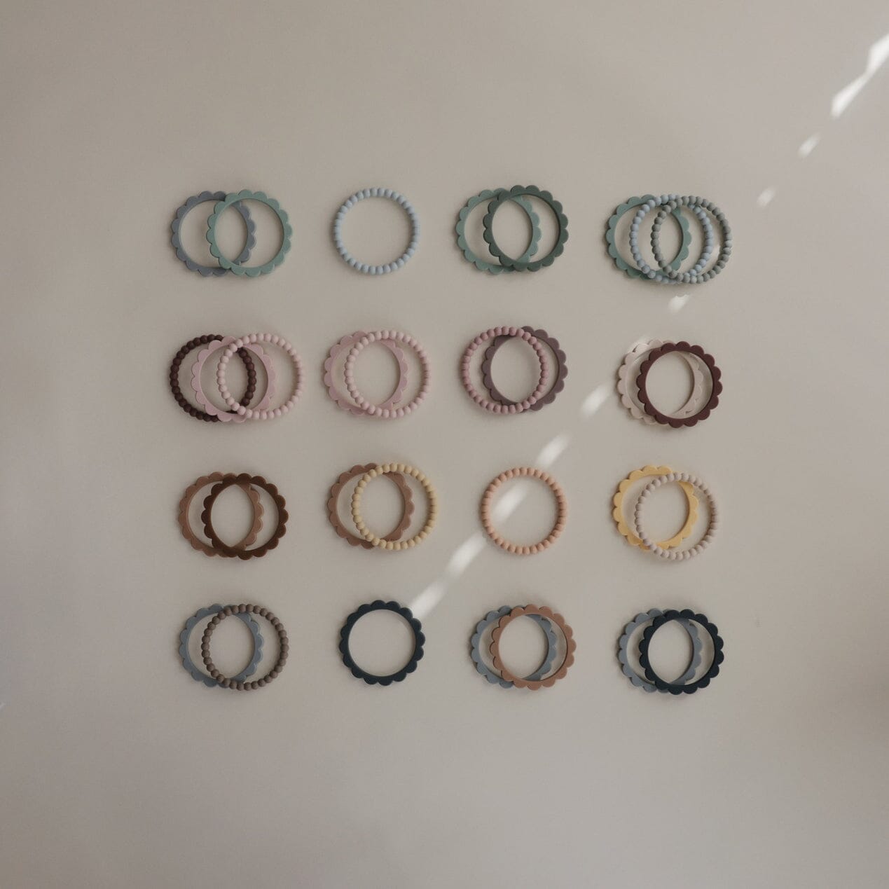 3 mordedores-pulseira pérolas Green Tea/Cool Gray/Sea salt Teether mushie