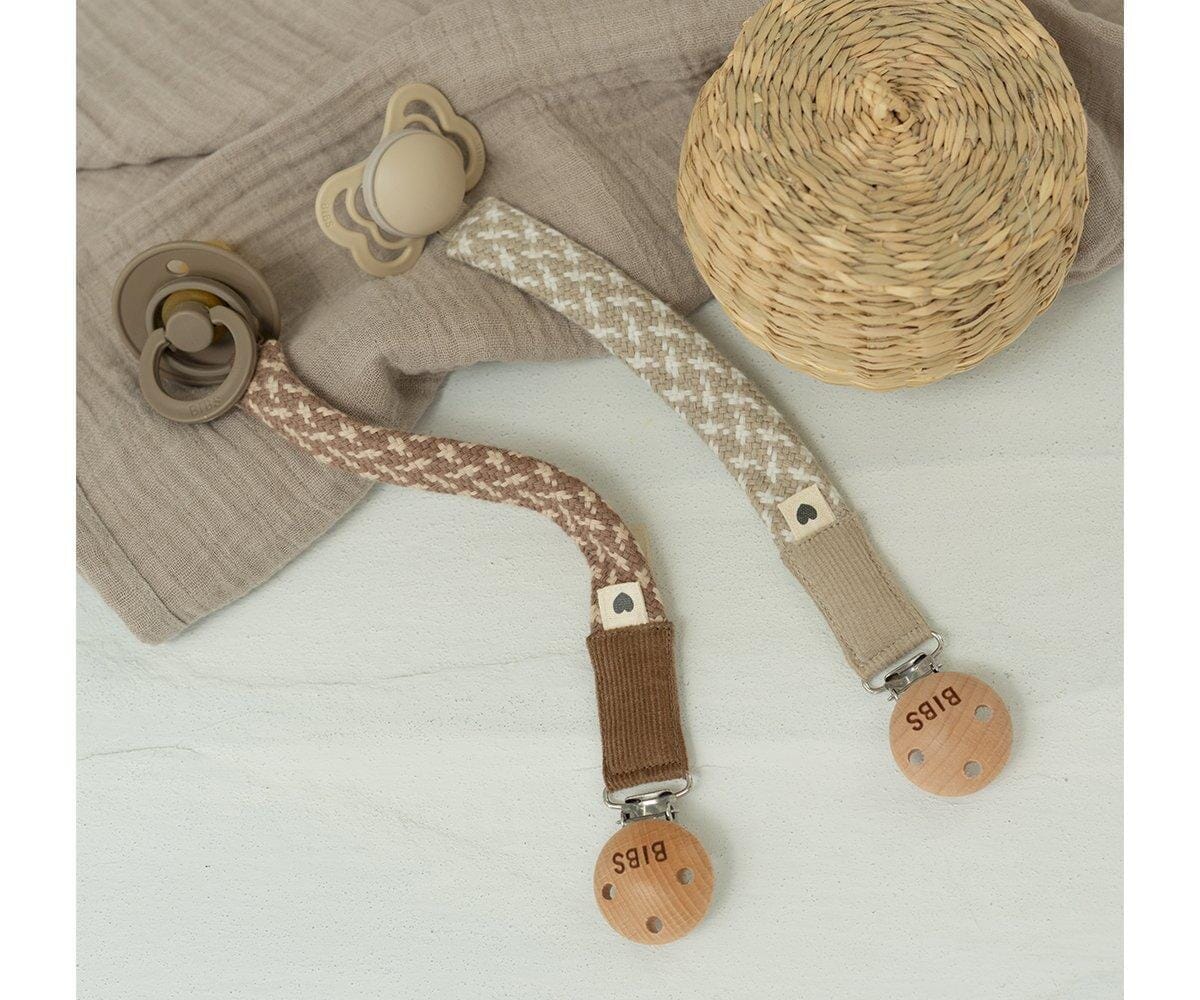 Prende-chucha ivory/vanilla BIBS pacifier clip Bibs