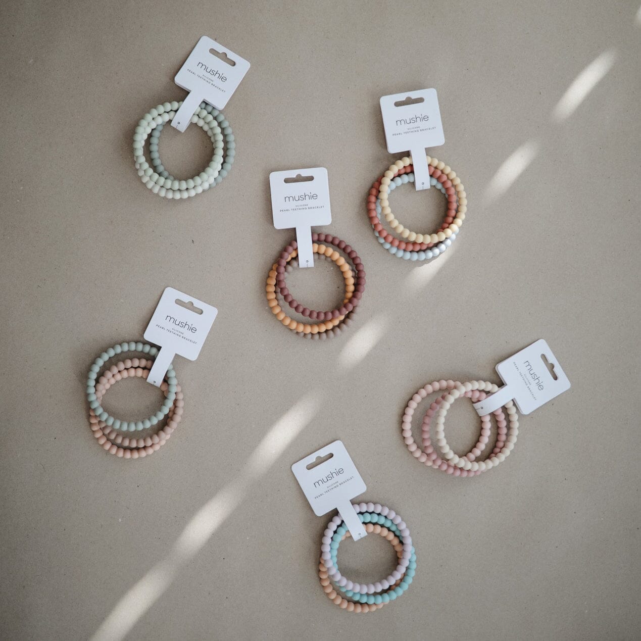 3 mordedores-pulseira pérolas Berry/Marigold/Khaki Teether mushie