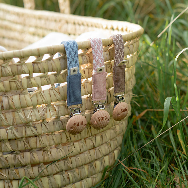 Prende-chucha sand/ivory BIBS pacifier clip Bibs