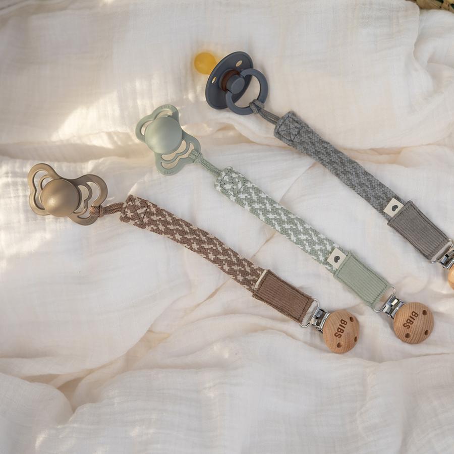 Prende-chucha dark oak/vanilla BIBS pacifier clip Bibs