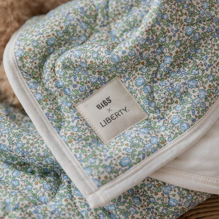 Manta acolchoada BIBS X Liberty Chamomile Lawn Violet Sky Doudou Bibs