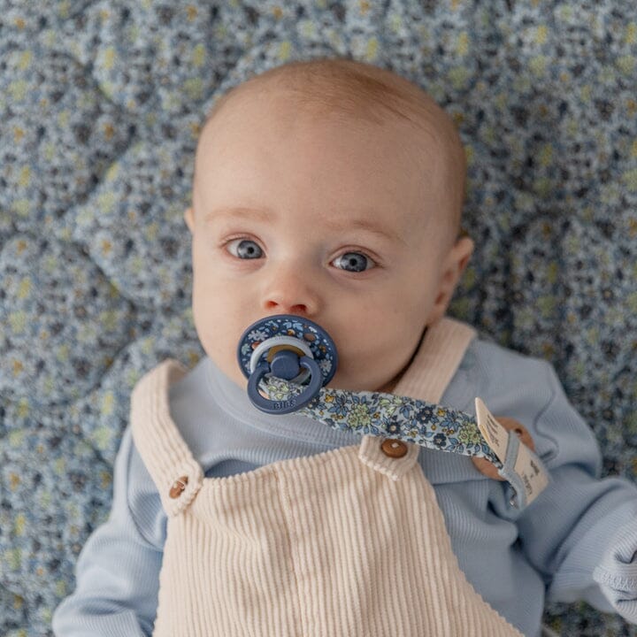 Prende-chucha Capel fossil grey BIBS X Liberty pacifier clip Bibs