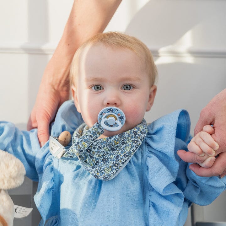 Prende-chucha Chamomile lawn baby blue BIBS X Liberty pacifier clip Bibs