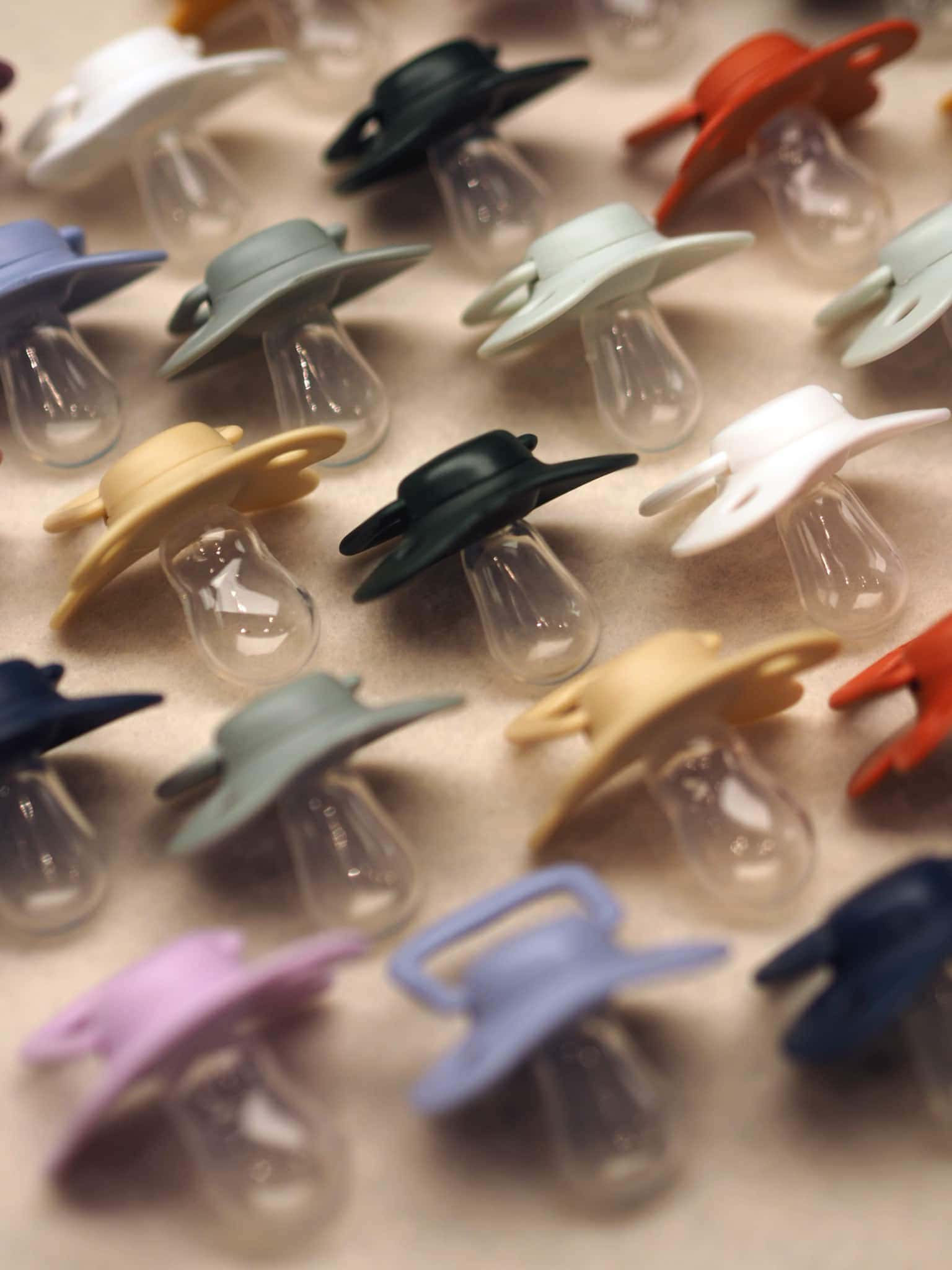 2 chupetas simétricas silicone golden mustard