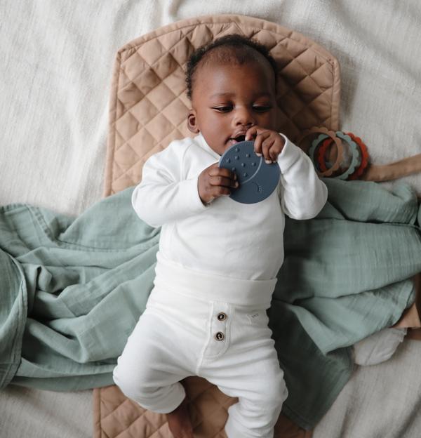 Teether moon cloudy mauve mushie Teether mushie