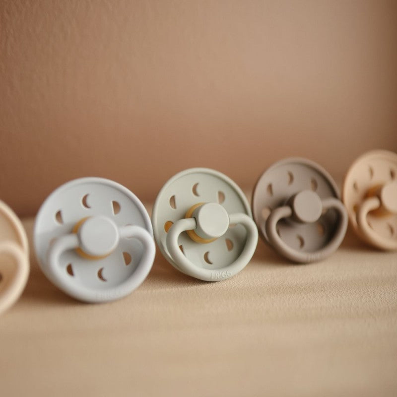 2 chupetas redondas látex moon phase FRIGG croissant | sage