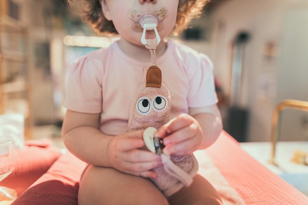 Prende-chucha patinho frosted almond Pacifier clip Timboo