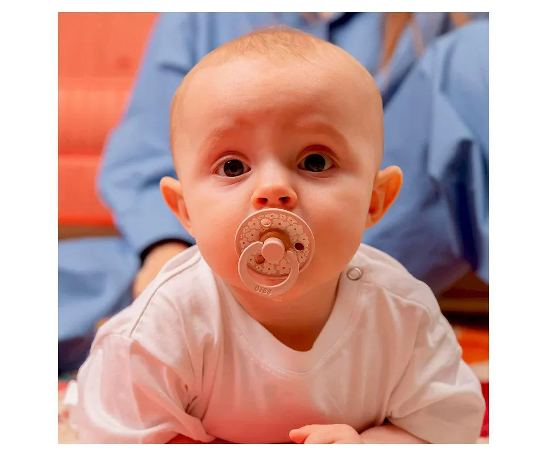 Conjunto 2 chupetas BIBS Colour + prende-chupeta blush