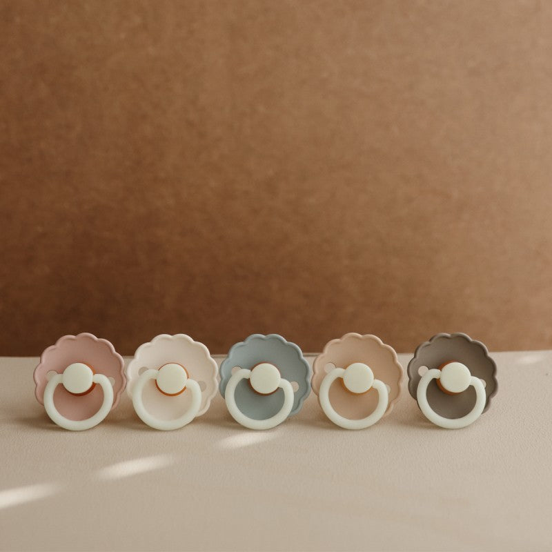 2 chupetas redondas silicone NOITE daisy FRIGG cream | french gray